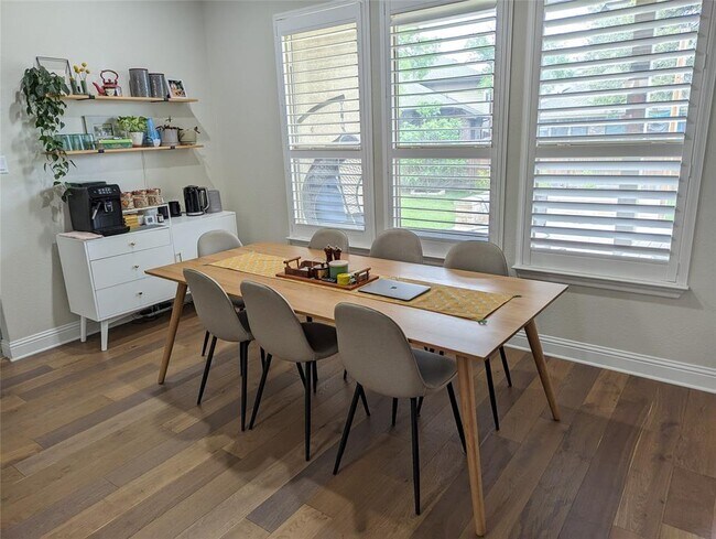 Foto del edificio - 10005 Ivalenes Hope Dr