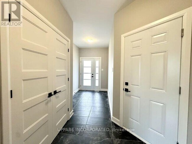 Building Photo - 900 Chablis Cres