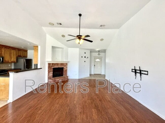 Foto del edificio - 2006 W J St