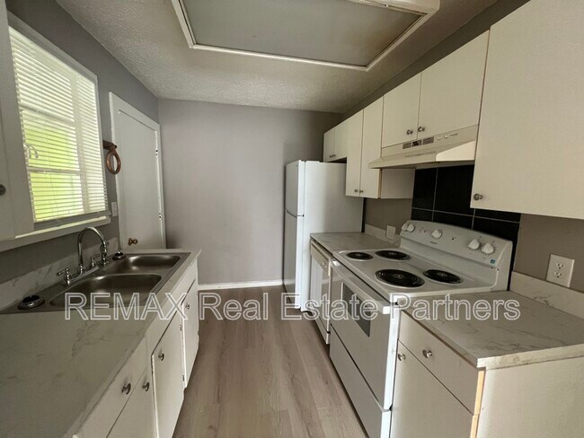 Foto del edificio - 201 Rosewood Dr