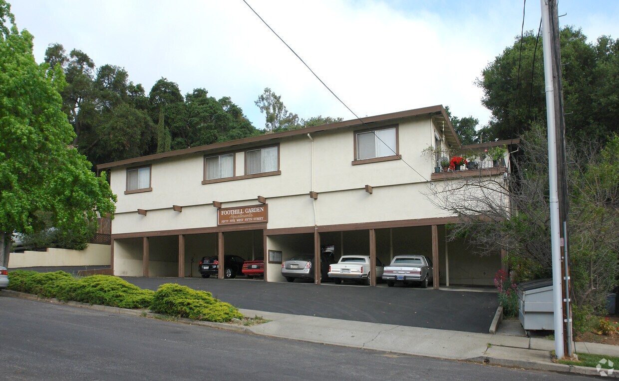 Foothill Garden Apartments in Hill, CA