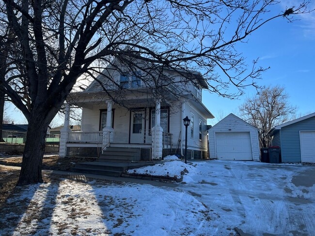 Building Photo - Cute 3 Bedroom Home