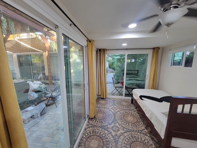 Foto del edificio - 11001 Darby Ave