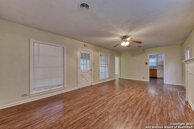 Building Photo - 3 Bedroom/1 Bath Dream Hill Estates