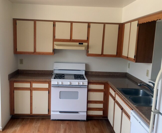 Building Photo - 37 Riverchase Dr