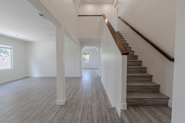 Foto del edificio - Luxury Living with Solar Efficiency: Upgraded 4-Bedroom Home in Riverside