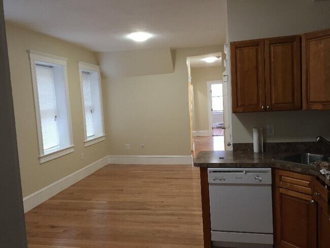 Building Photo - No brokers Fee. Central Mission Hill Locat...