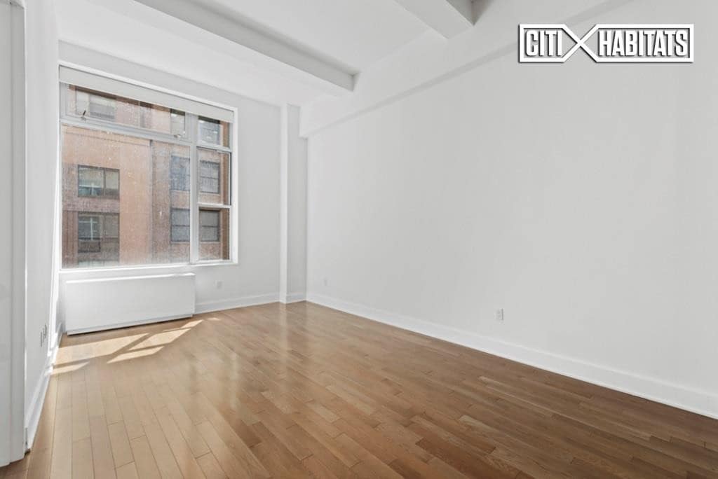 Primary Photo - Sienna37