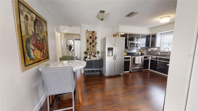 Building Photo - Nice 3 bedroom 2 bath with screened-in lan...