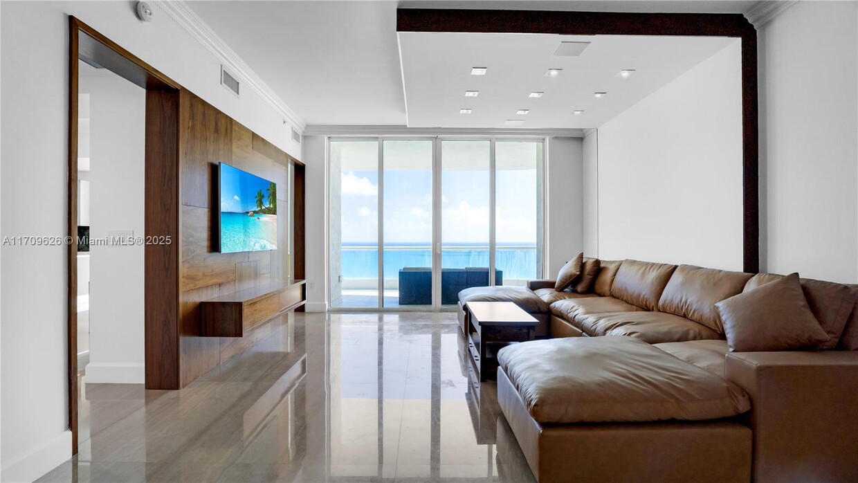 Foto principal - 16047 Collins Ave