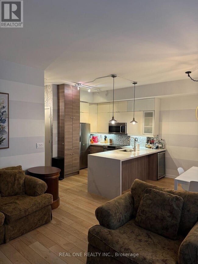 Building Photo - 350 Wellington St W