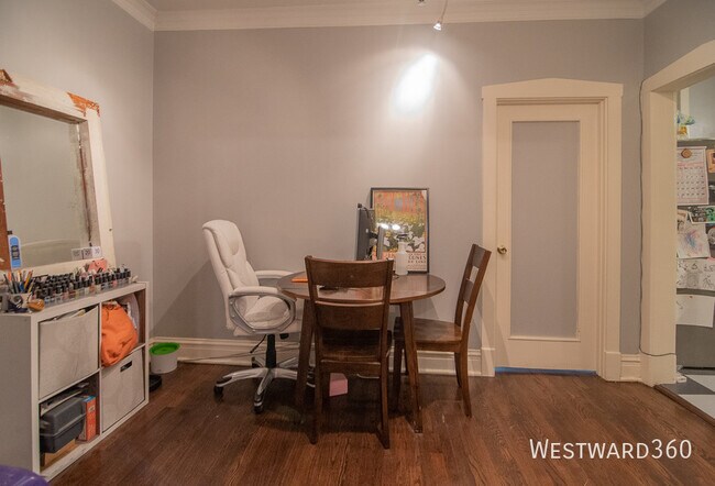 Foto del edificio - 3642 N Pine Grove Ave