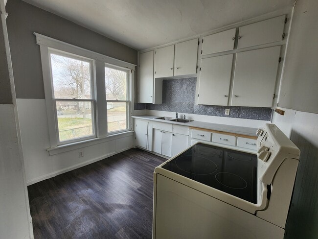 Building Photo - 113 Maplewood St