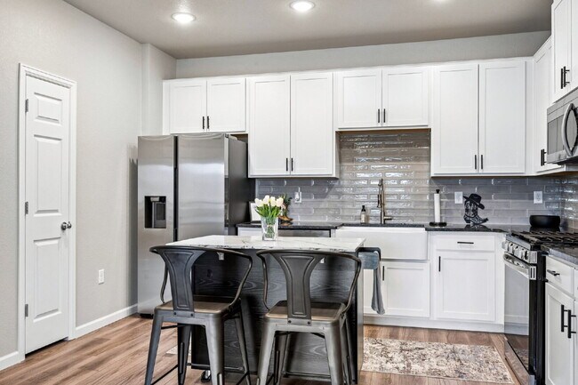 Photo - "Charming 2-Bed, 2-Bath Condo Retreat in Littleton - 870 Sq Ft of Cozy Elegance!"