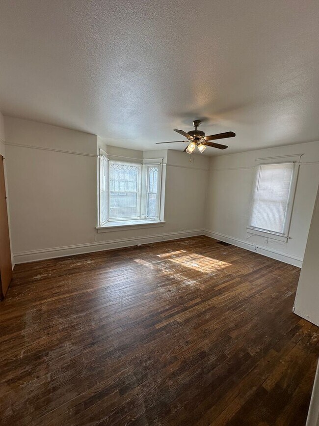 Building Photo - AJE1825