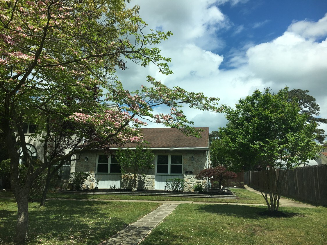 16 Colonial Square Place, Lindenwold, NJ 08021 House Rental in
