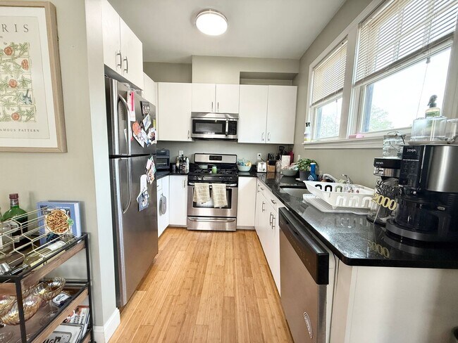 Foto del edificio - South Boston 4bed / 2bath available 9/1/2026