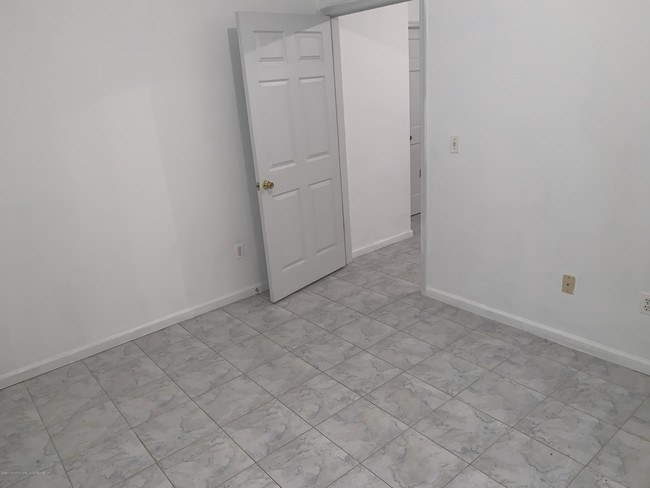 Building Photo - 110 9 St