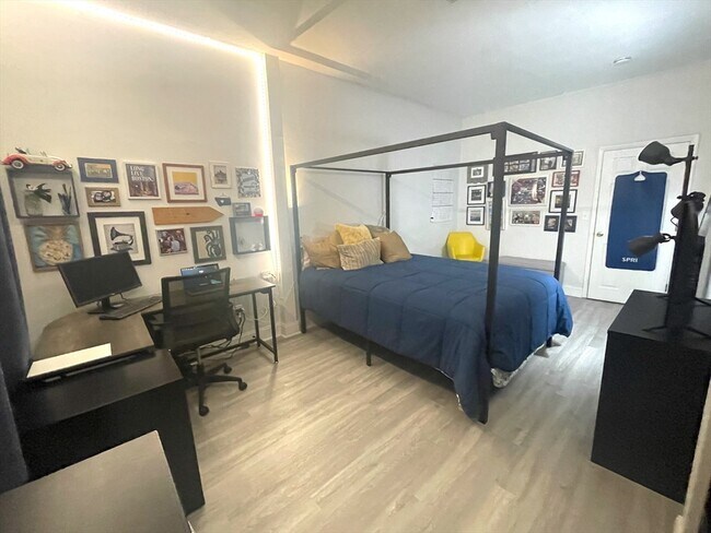 Foto del edificio - 820 E 6th St