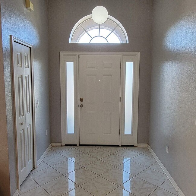 Building Photo - Available July 8th 3 bed 2 baths