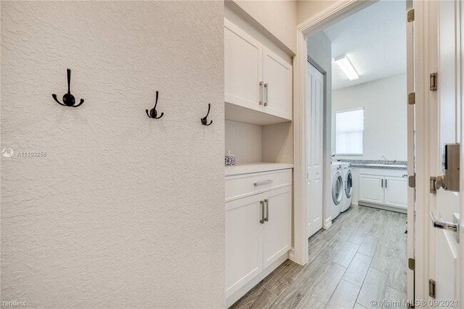 Building Photo - 3 br, 2.5 bath House - 645 SW 113th Ln