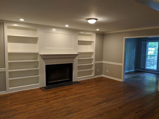 Building Photo - 258 St Martins Dr SE