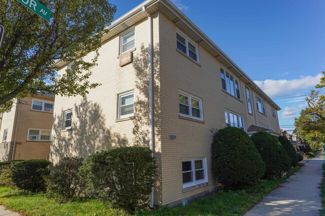 Foto del edificio - 5834 W Montrose Ave