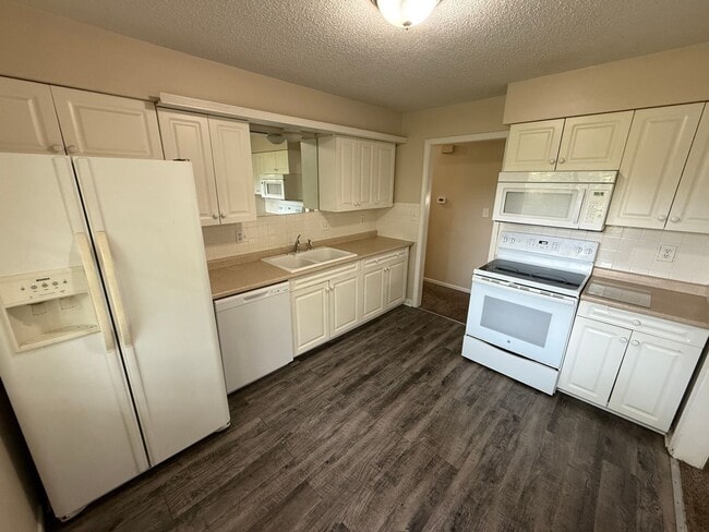 Building Photo - 3 BR/2BA | Single Family Home | 2-Car Garage Parking | Fenced backyard!