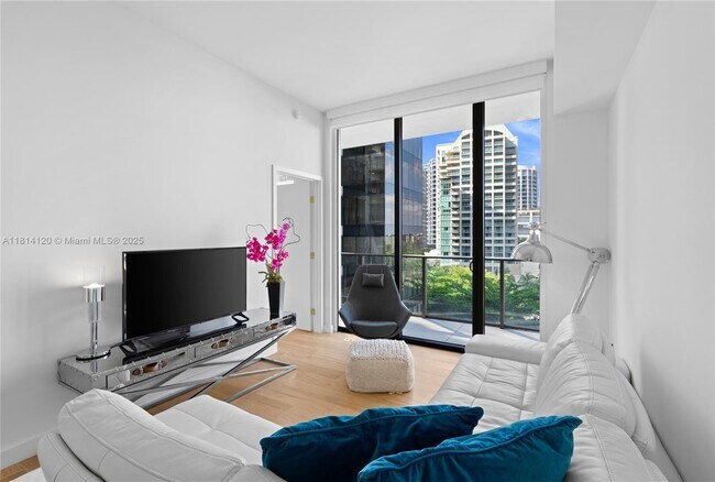 Foto del edificio - 2678 Tigertail Ave