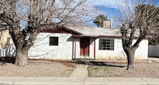 Building Photo - 4 Bedroom home with 1.5 bathrooms