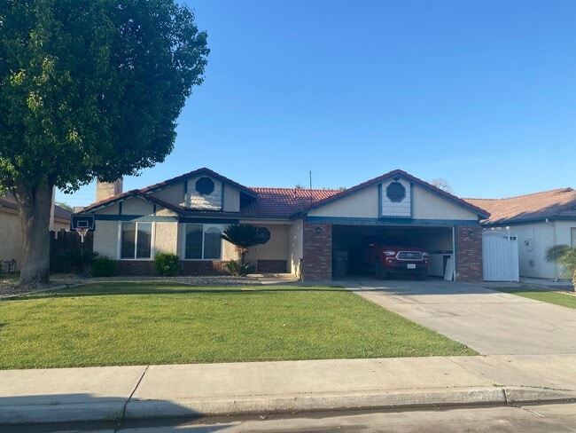Building Photo - Recently Remodeled 3 BD 2 BA House in a Desirable SW Bakersfield