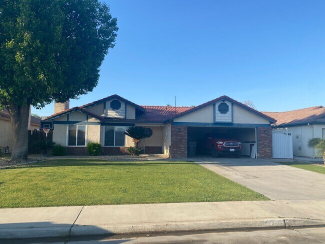 Foto del edificio - Recently Remodeled 3 BD 2 BA House in a Desirable SW Bakersfield
