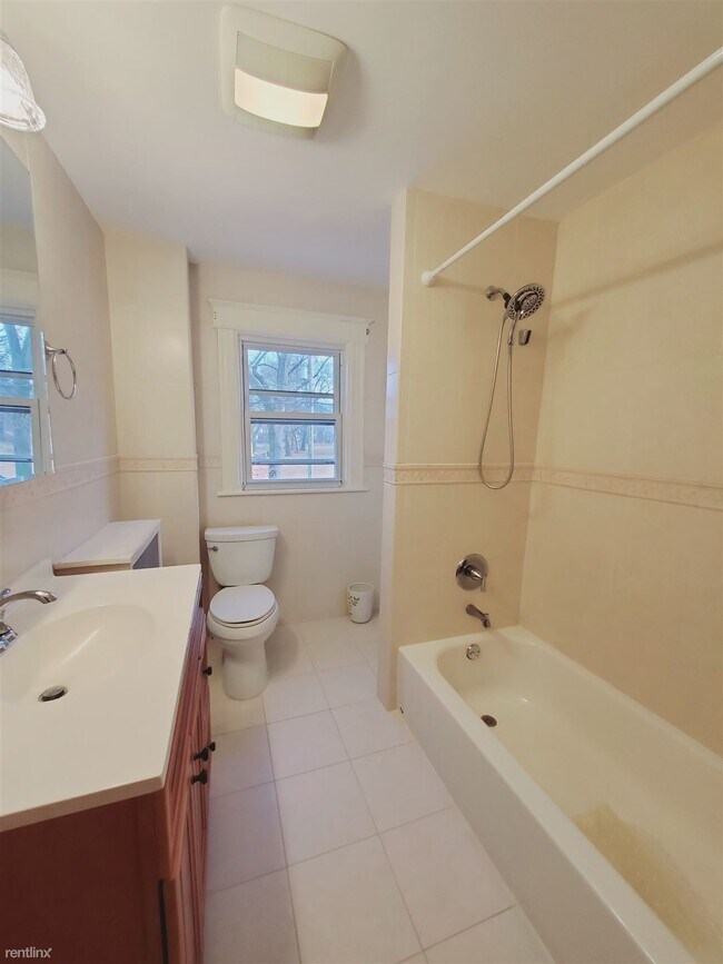 Foto del edificio - 2 br, 1 bath Condo - 131 Soundview Ave Apt 2