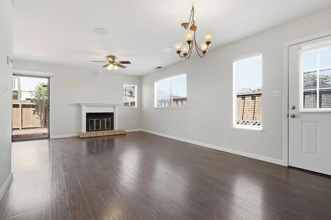 Building Photo - 498 Beck St