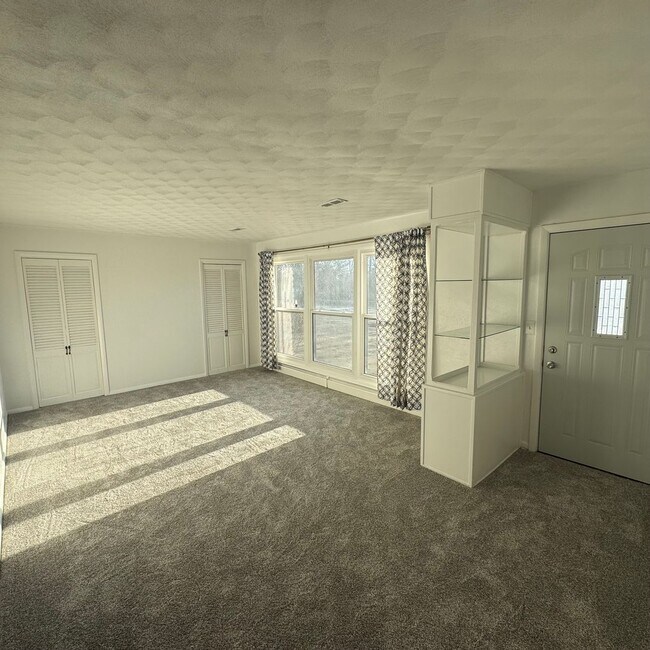 Foto del edificio - Raised Ranch with a 2 car attached garage in PV Schools