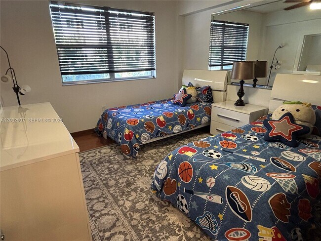 Foto del edificio - 201 180th Dr