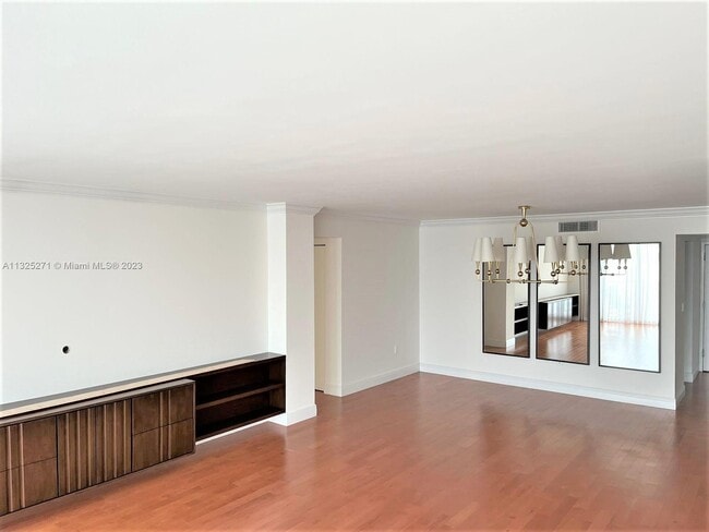 Building Photo - 801 N Venetian Dr