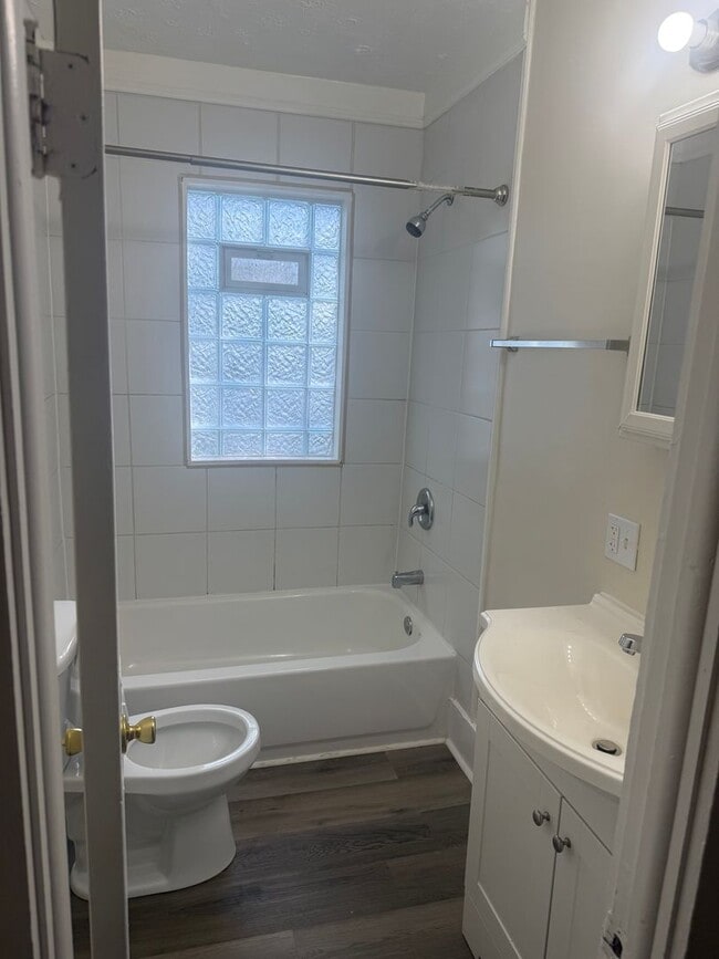 Building Photo - NCH - 608-610 Carpenter St.