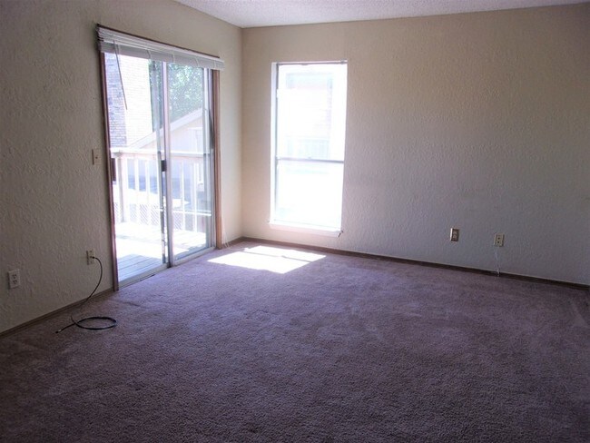 Building Photo - 2 Bed 2.5 Bath 2 Car Garage
