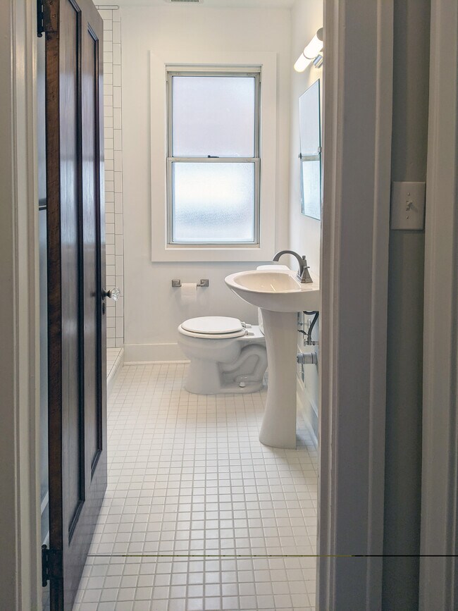 Foto del edificio - 3685 Bedford St