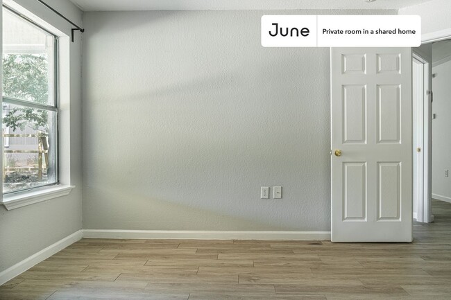 Foto del edificio - Private bedroom in 3 bed/2 bath Home
