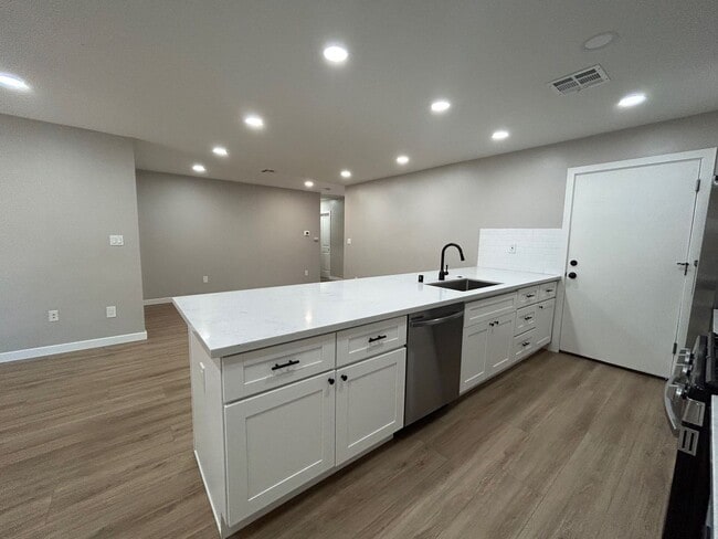 Building Photo - 5 Rooms (4BR + Den)
