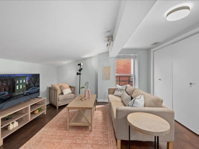 Building Photo - 835 Dayton St