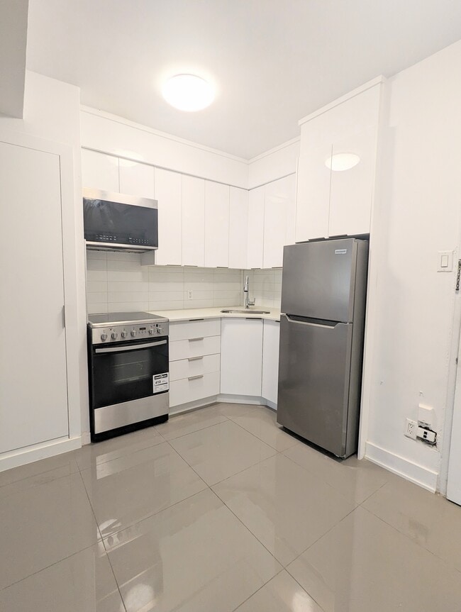 Building Photo - 1455 Rue Du Fort