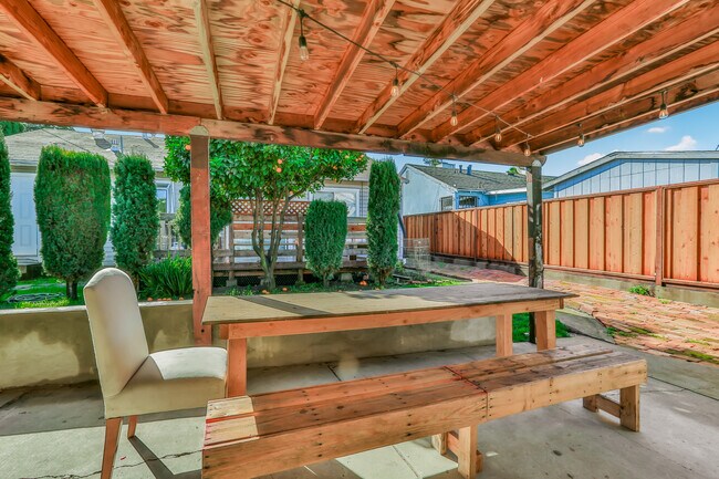 Patio - Entry - 3415 Hoover St