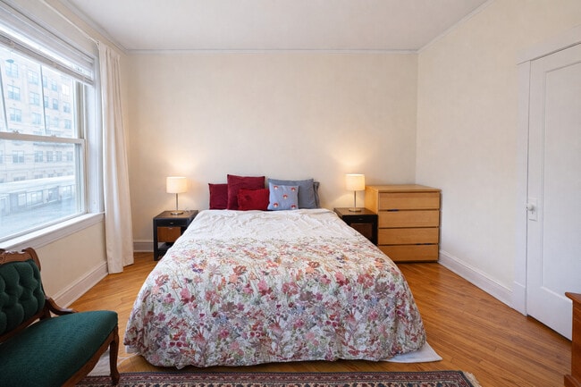 Building Photo - 2482 N Lincoln Ave