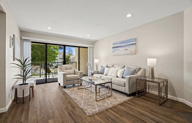 Building Photo - Norfolk Pine luxury floors, designer paint...