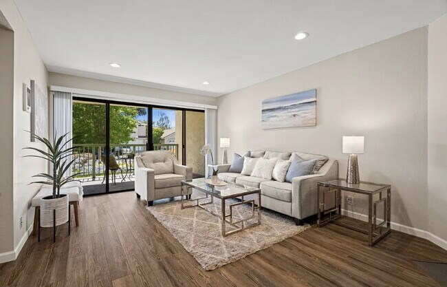 Foto del edificio - Norfolk Pine luxury floors, designer paint...