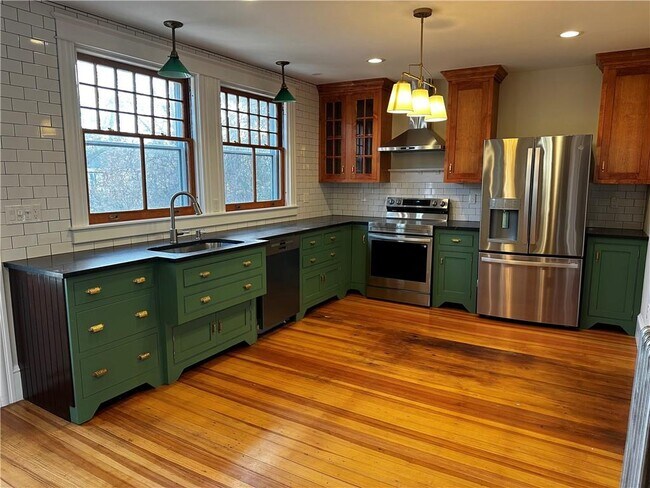 Foto del edificio - 100 Maple Ave