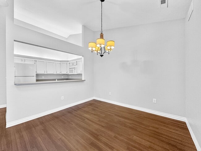 Foto del edificio - Beautiful 2BR 2BA Home w/ Sunroom • Full Kitchen Suite • Attached Garage in Columbus